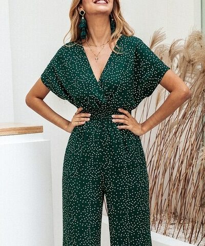 Femme portant une combinaison d'été décontractée verte en tissu imprimé.