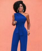 Femme portant une combinaison d'été bleue.