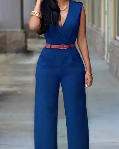 Femme brune dans la rue portant une combinaison sans manches bleue.