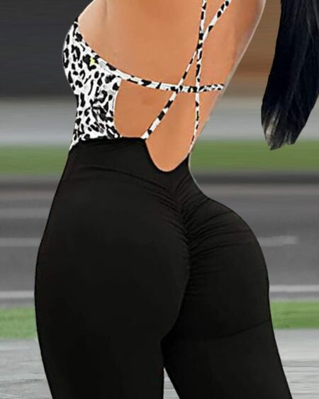 Combinaison à imprimé léopard en haut et pantalon noir pour femme de dos.