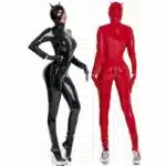 Femmes de dos et de face portant des combinaisons en latex avec masque. La combinaison est noire à gauche et rouge à droite, le tout sur fond blanc.