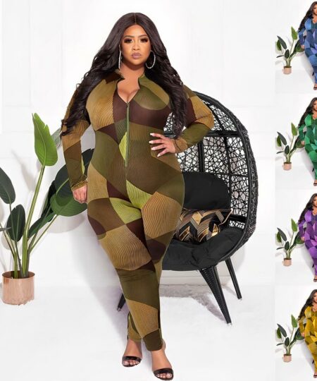 Femme brune portant une combinaison tricotée grande taille devant un fauteuil en osier.