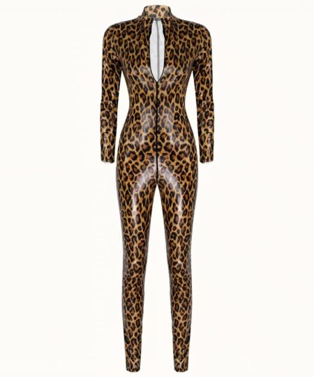 Une combinaison léopard en vinyle à pantalon, manches longues et décolleté plongeant sur un mannequin invisible sur un fond blanc.
