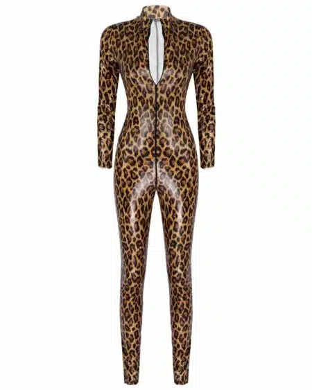 Une combinaison léopard en vinyle à pantalon, manches longues et décolleté plongeant sur un mannequin invisible sur un fond blanc.