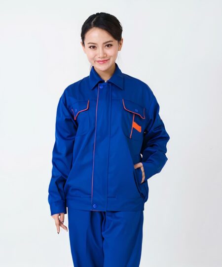 Femme portant une combinaison de travail à manches longues bleue.