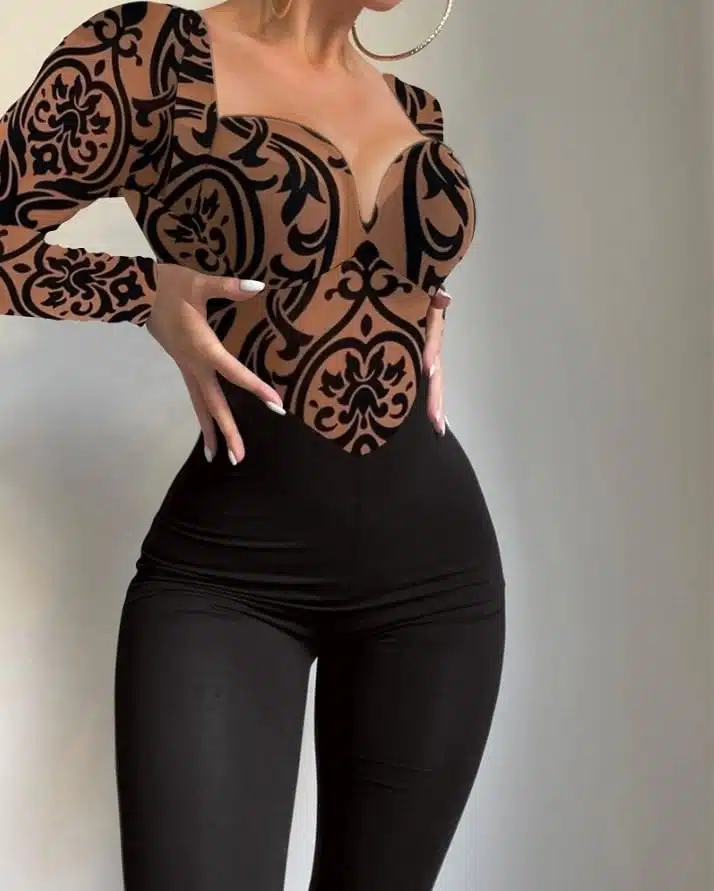 Femme portant une combinaison noire à motifs.