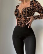 Femme portant une combinaison noire à motifs.