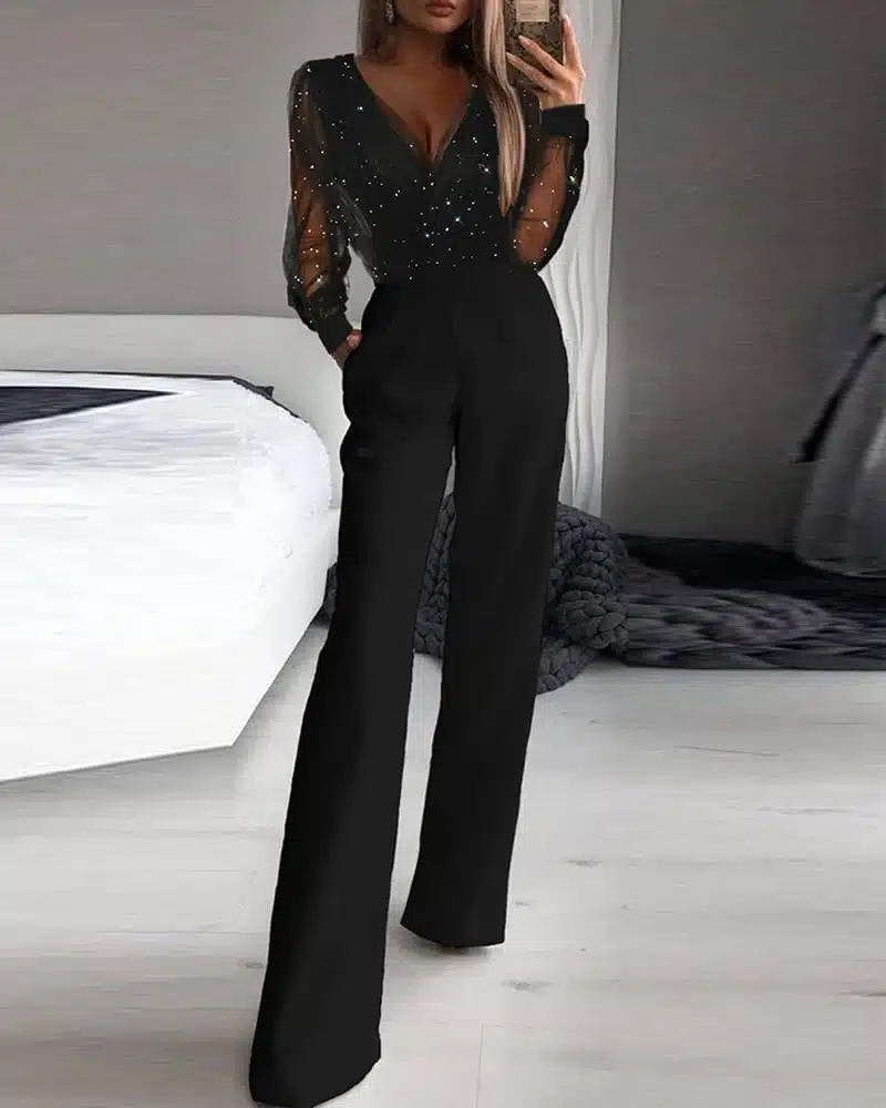 Femme portant une combinaison noire et dentelle et en maille.