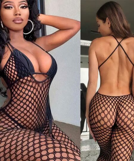 Femme brune de face et de dos portant une combinaison sexy en résille noire.