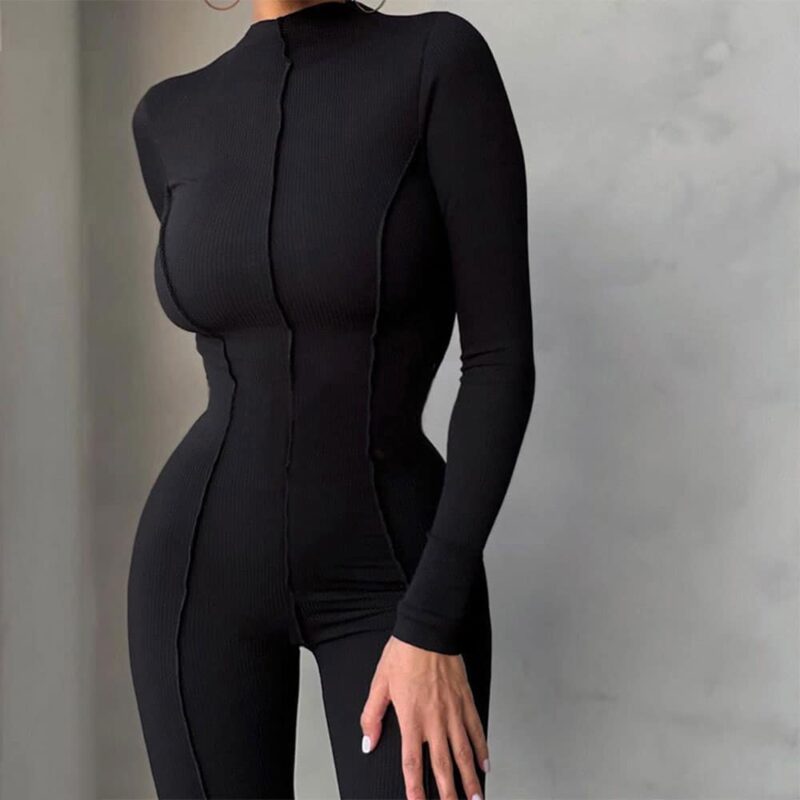 Combinaison noire polyester à manches longues pour femme.