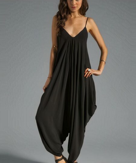 Femme brune portant une combinaison sarouel noire.