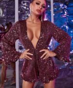 Femme portant une combinaison de soirée à paillettes roses.