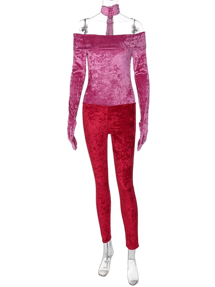 Combinaison pantalon rose en velours pour femme.