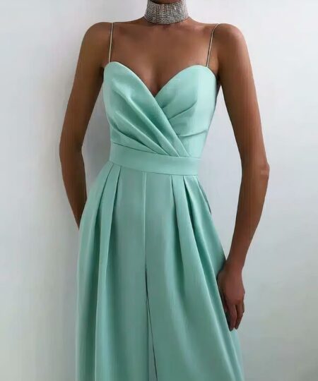 Femme portant une combinaison verte élégante pour femme.