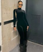 Combinaison intégrale pantalon noire en velours manches longues pour femme.
