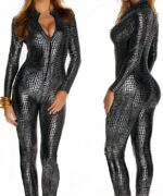 Femme de face et de profil portant une combinaison moulante sexy en cuir noire.