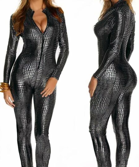 Femme de face et de profil portant une combinaison moulante sexy en cuir noire.