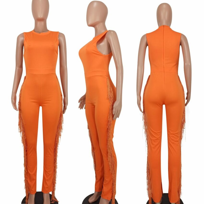 Combinaison orange à frange sur le côté sur une mannequin en plastique.