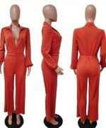 Combinaison orange et fluide portée par un mannequin en plastique.