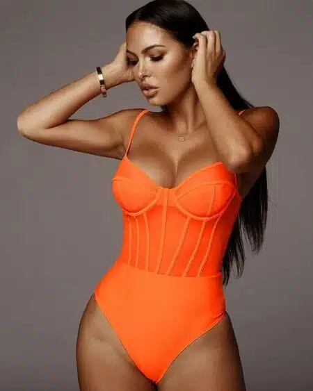 Femme portant une combinaison sous-vêtement orange et sexy.