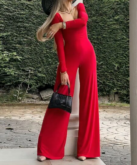 Combinaison pantalon rouge fluide pour femme avec des manches longues.
