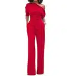 Combinaison pantalon habillée rouge pour femme avec buste asymétrique et ceinture nouée à la taille.