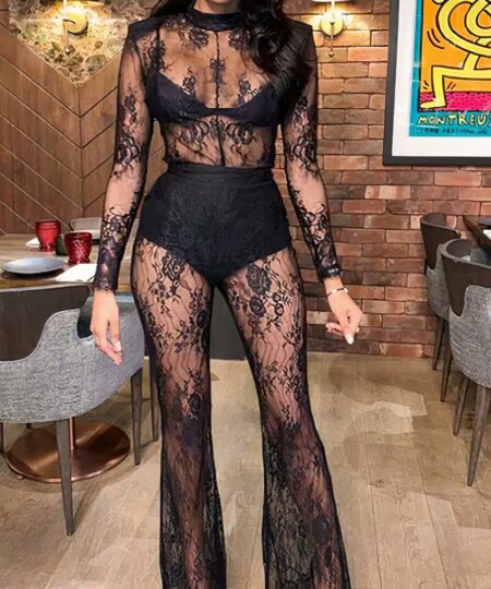Combinaison pantalon fluide noire transparente en dentelle sur modèle femme.