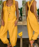 L'image est séparée en deux : on doit le corps d'une femme qui porte une combinaison en lin jaune. L'avant est très simple, avec des bretelles et une coupe ample. L'arrière dévoile les bretelles croisées et le dos de la jeune femme, qui est bronzé. On voit aussi des cactus près du modèle.