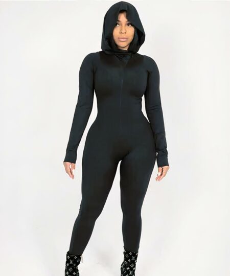 Combinaison intégrale noire zippée à capuche moulante pour femme.