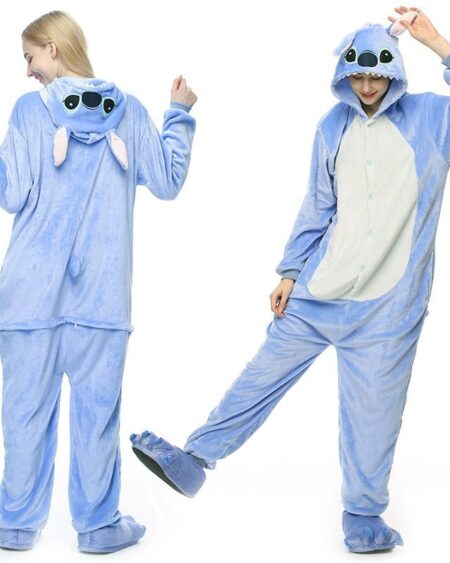 On voit un couple habillé avec une combinaison pyjama Stitch bleue.