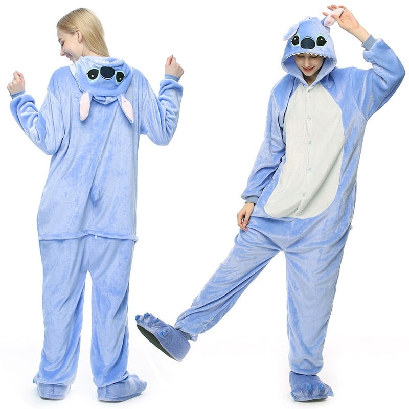 On voit un couple habillé avec une combinaison pyjama Stitch bleue.