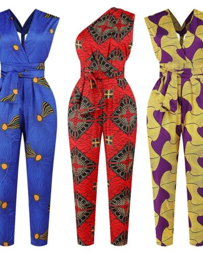 Sur fond blanc , 3 combinaisons africaines pantalons coupe droite avec motifs ethniques. Il ya une bleu, une rouge et une jaune et violet exposées de face avec une ceinture ruban et un décolleté repositionnable de plusieurs façons.