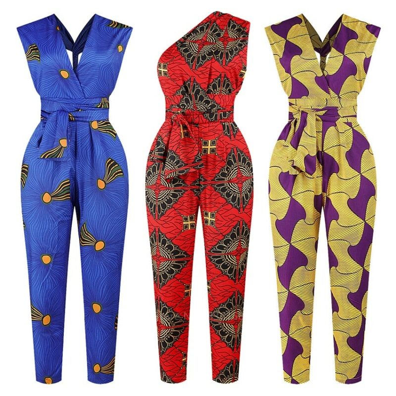 Sur fond blanc , 3 combinaisons africaines pantalons coupe droite avec motifs ethniques. Il ya une bleu, une rouge et une jaune et violet exposées de face avec une ceinture ruban et un décolleté repositionnable de plusieurs façons.