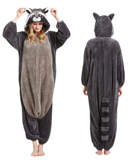 On voit une femme blonde qui porte une combinaison pilou-pilou à l'effigie d'un raton laveur. On la voit de devant et de derrière.