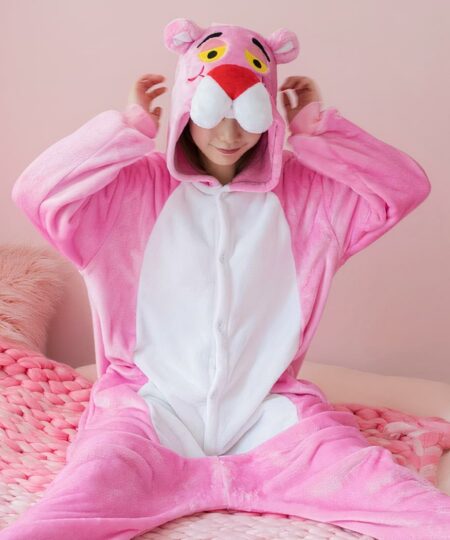 On voit une jeune femme dans une chambre entièrement rose qui porte une combinaison en pilou-pilou à l'effigie de la panthère rose.