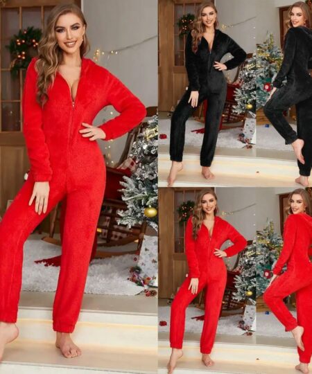 L'image est séparée en trois, on voit la même mannequin qui porte tour à tour une combinaison rouge ou noire. Elle est en pilou-pilou avec une capuche et vraiment dans l'esprit de Noël. Il y a une petite ouverture dans le bas du dos au niveau des fesses.