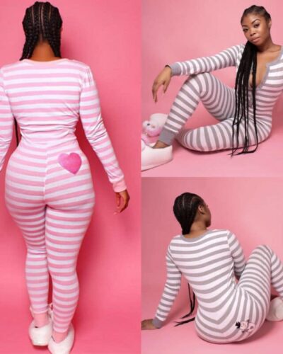 La photo est divisée en trois et on voit la même femme qui arbore une combinaison de pyjama en coton rayée. Sur la partie de droite, elle est rose, sur la partie de gauche, la combinaison est grise.