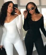 Femmes portant une Combinaison noire et blanche moulante.