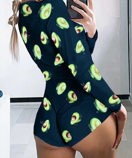 On voit le dos et les fesses d'une jeune femme blonde en gros plan. Elle a les cheveux longs et attachés en une queue de cheval et se photographie dans le miroir. Elle porte une combinaison moulante et courte de pyjama noire avec des avocats.