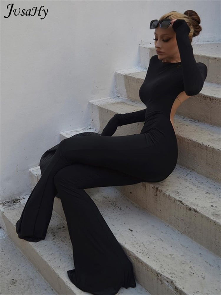 Femme portant une combinaison évasée à manches longues noire.