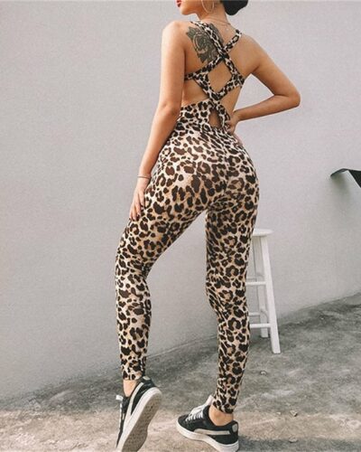 Combinaison imprimée léopard pour femme avec bretelles croisées dans le dos.