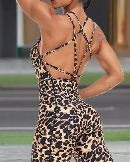 Combinaison imprimée léopard pour femme bretelles fines croisées au dos.