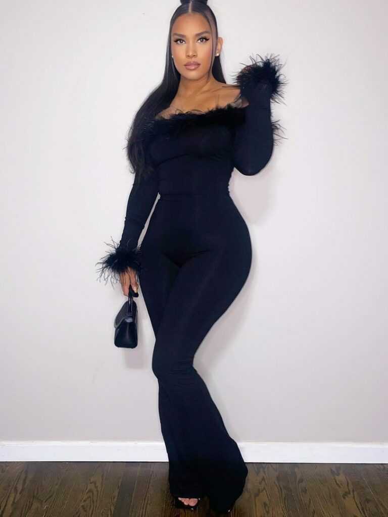 Femme portant une combinaison moulante noire.