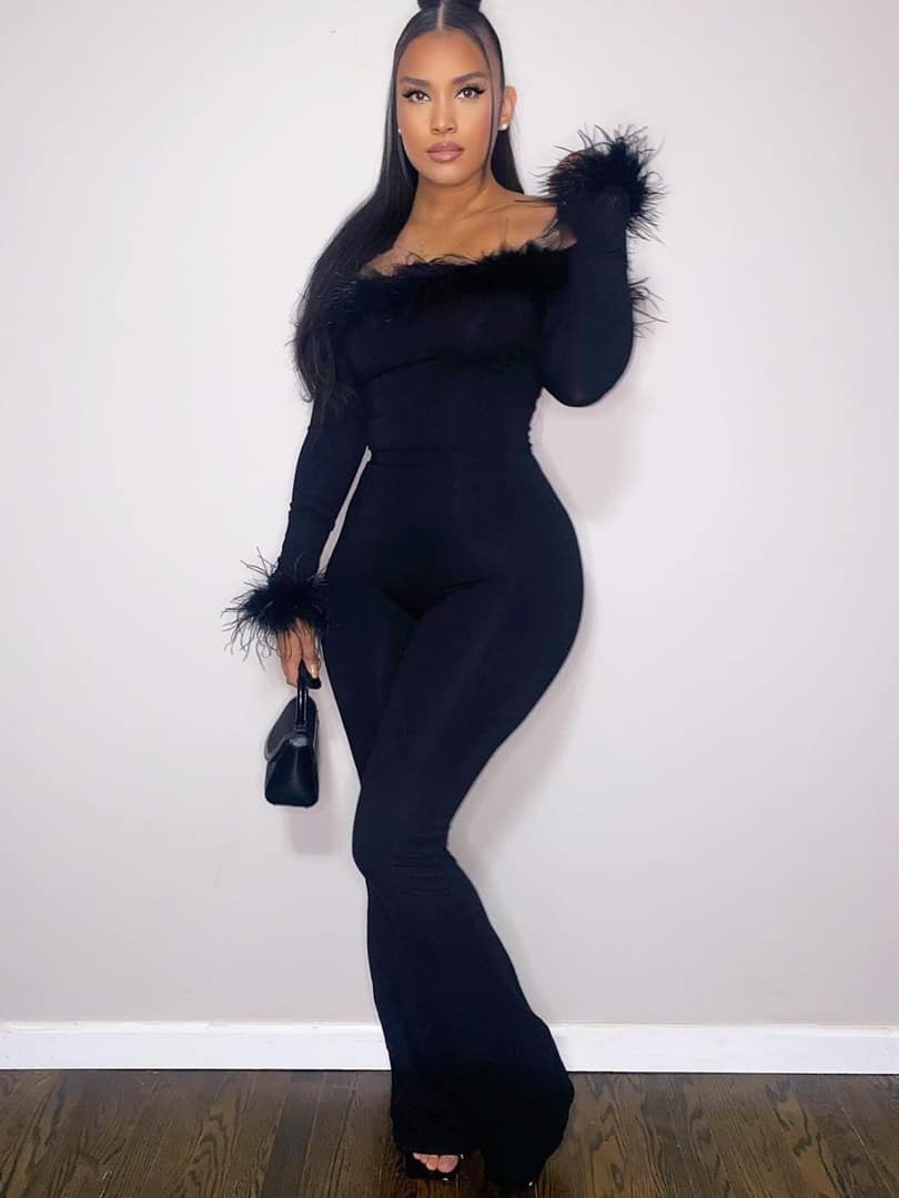 Femme portant une combinaison moulante noire.