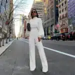 Femme portant une combinaison blanche et élégante.