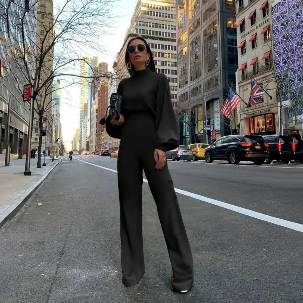 Femme portant une combinaison noire et élégante.