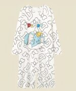 On voit une jolie combinaison de pyjama, ample et courte. Elle est présentée sur fond beige. Elle a un motif coloriage, et sur le devant, un motif Dumbo en couleur.