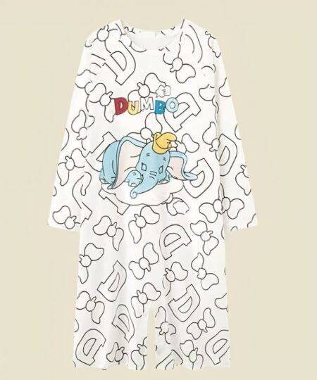On voit une jolie combinaison de pyjama, ample et courte. Elle est présentée sur fond beige. Elle a un motif coloriage, et sur le devant, un motif Dumbo en couleur.