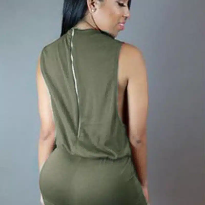 Femme brune de dos portant une combinaison décontractée au col rond verte.