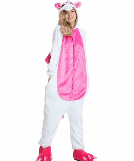 L'image est séparée en trois photos : on voit une jeune femme d'origine asiatique qui porte une combinaison polaire licorne bleu et blanc. Elle est près d'un lit. D el'autre côté de la photo, on voit la capuche tête de licorne et le dos de la combinaison.